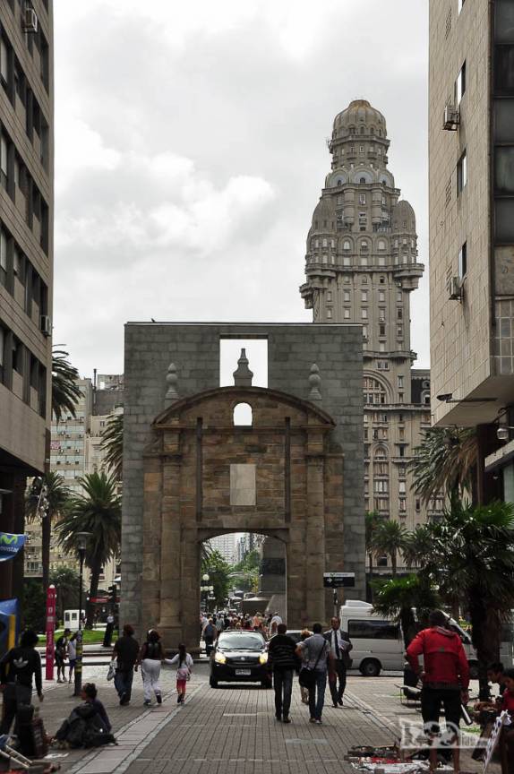 O grande portal da Plaza Independencia, no Centro Velho de Montevideo, no Uruguai